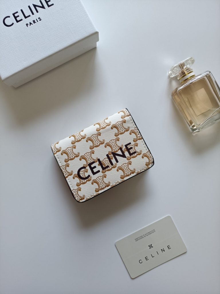 CELINE ポーチ クレジットカードケース シェリーライン バッグ｜週末に毎日に合わせるポイント