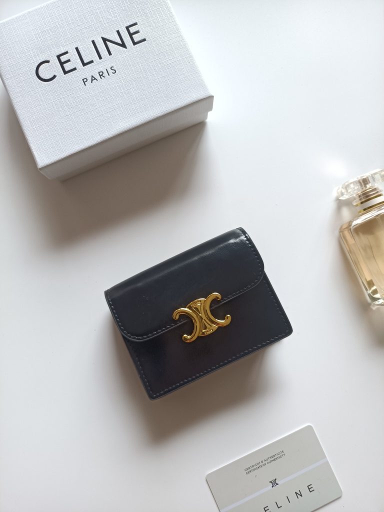 CELINE プチウォレット 黒 レザー 二つ折り 財布・小物|旅行の日に選ぶ前の確認ポイント