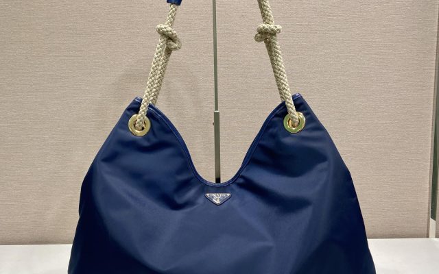 通勤で使いやすいPradaのバッグを写真で確認