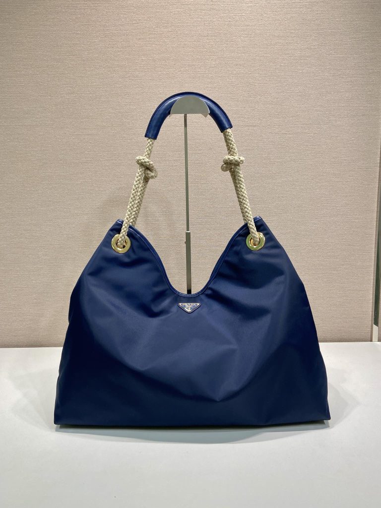 通勤で使いやすいPradaのバッグを写真で確認