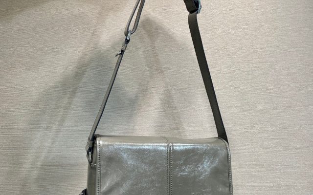 レザーが映えるショルダーバッグは日常で使いやすいか