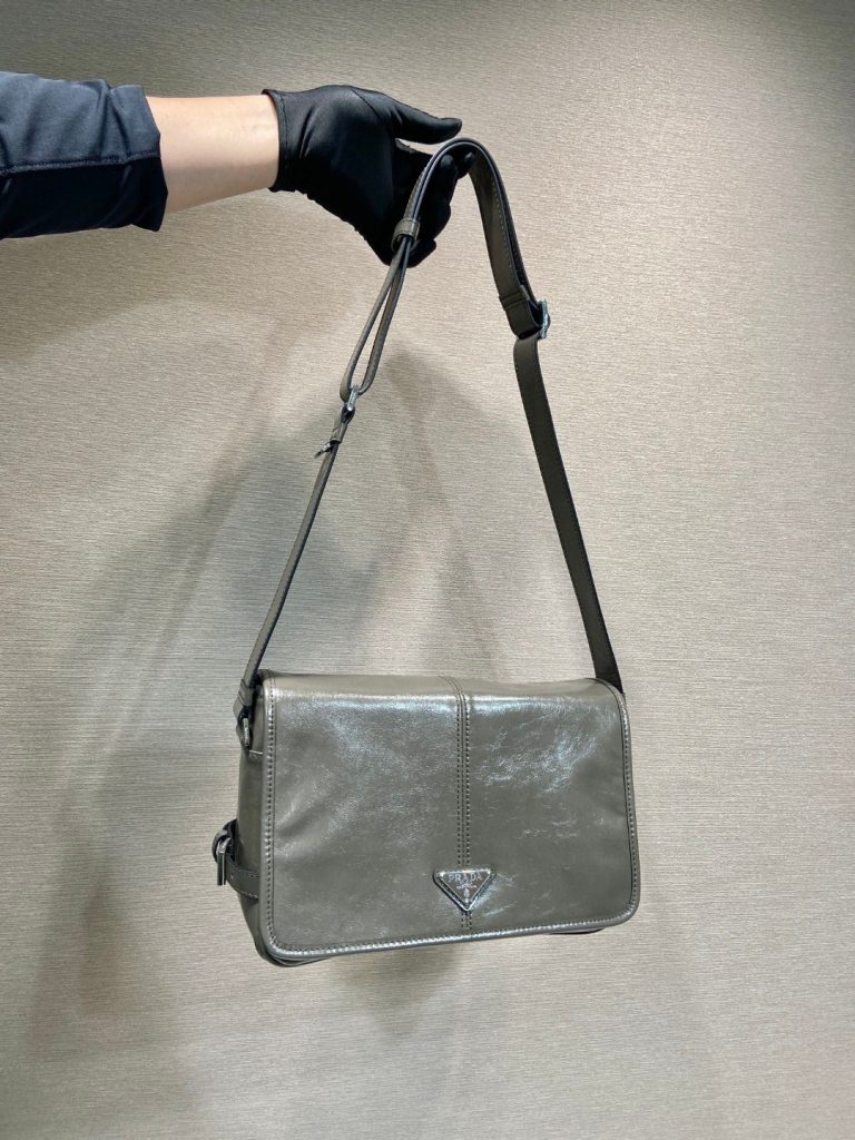 レザーが映えるショルダーバッグは日常で使いやすいか