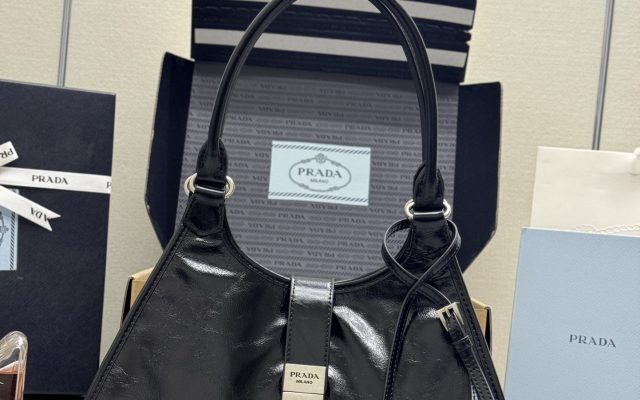 通勤目線で見るPradaのハンドバッグの印象