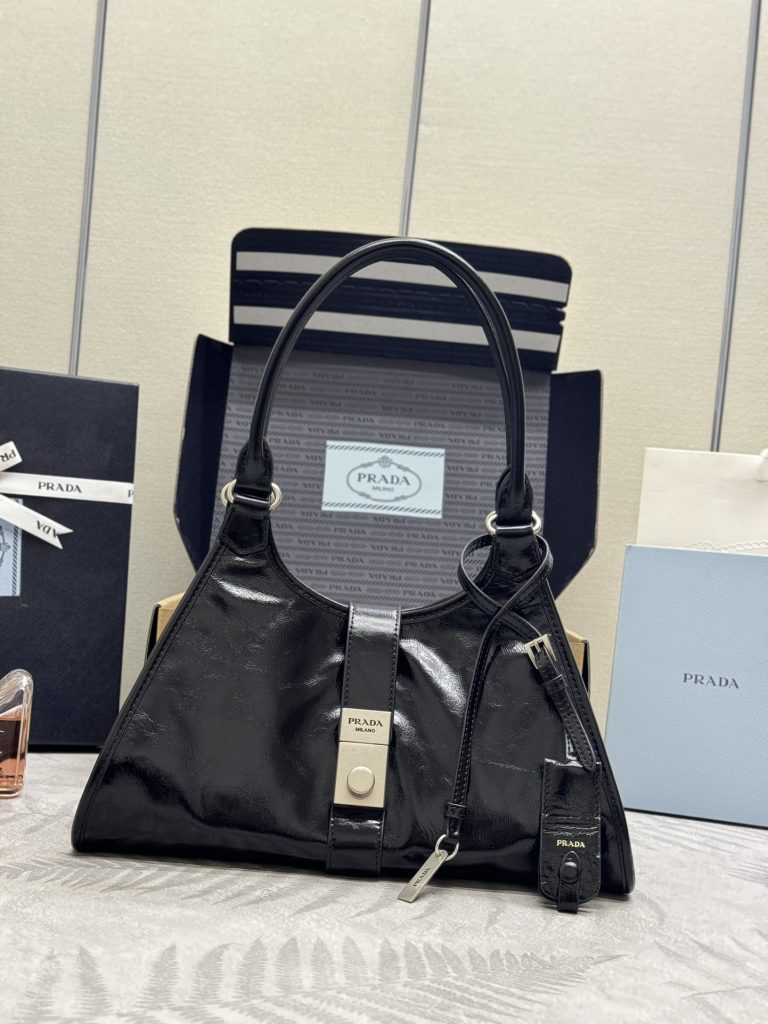 通勤目線で見るPradaのハンドバッグの印象
