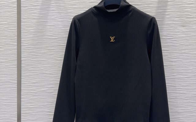 物価高でも選びやすいシャツ：LOUIS VUITTONを自然に取り入れる