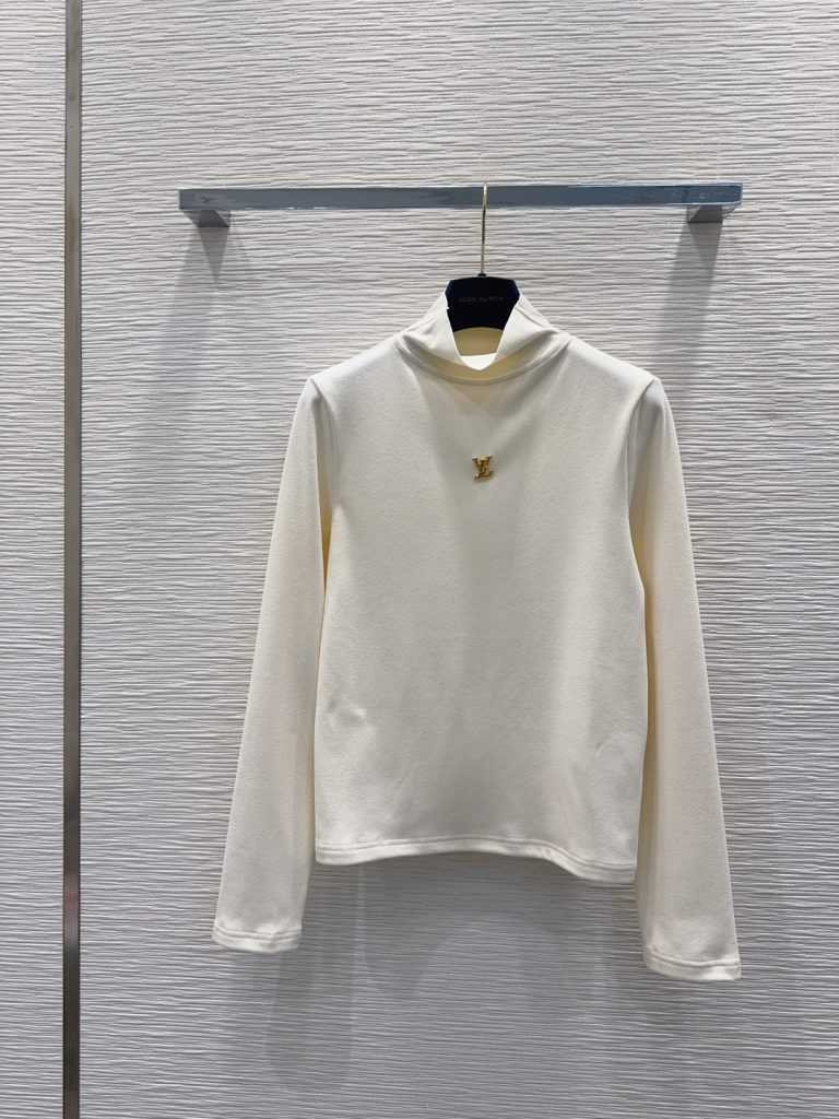 休日の街歩きに合わせたいルイ・ヴィトン ロゴTシャツの色とシルエット