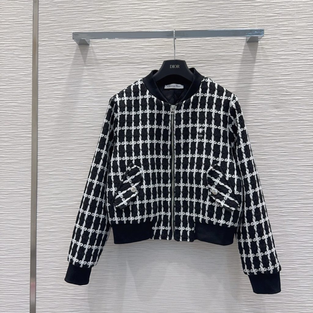食事会で使いやすいDiorのジャケットを写真で確認