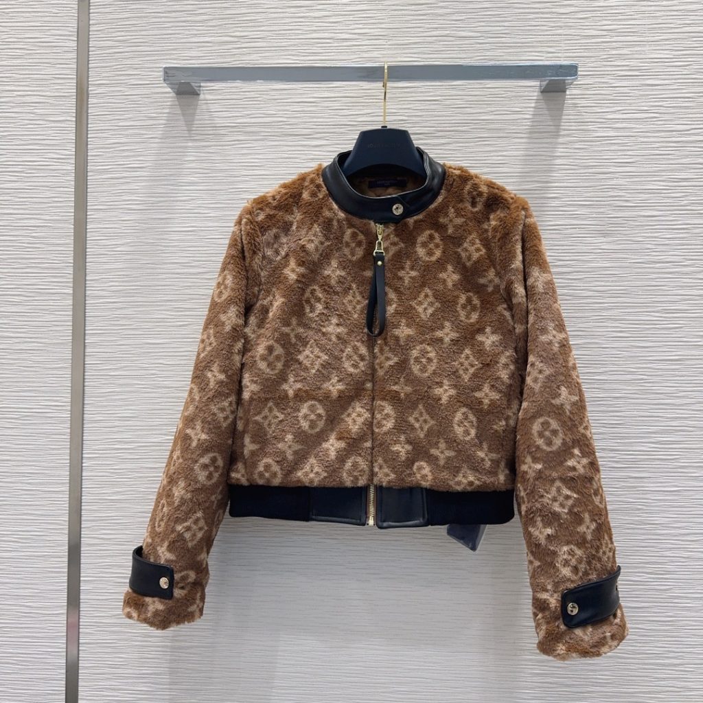LOUIS VUITTON | ジャケット | オーバーサイズ | ブラウン｜季節の変わり目で使いやすいファッションアイテムを写真で確認