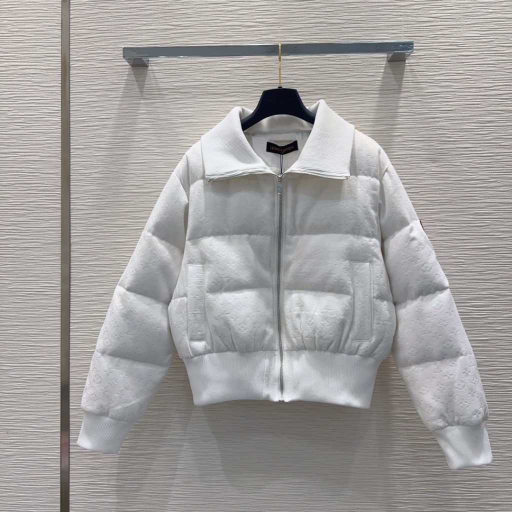 LOUIS VUITTON 00012 ダウンジャケット ロゴ入り ブラック ファッションアイテム｜通勤の日に使いやすさを写真で整理