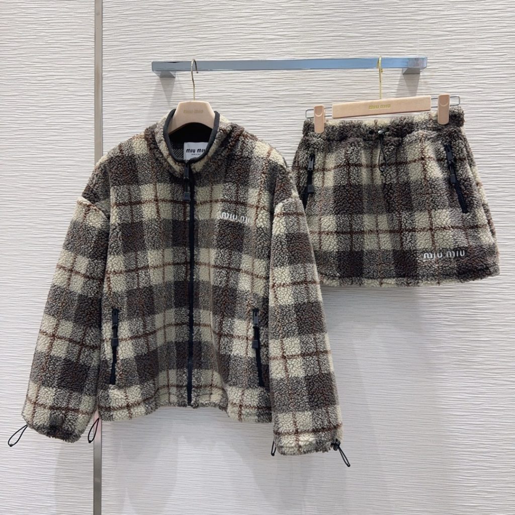 MIU チェック ファー ファージャケット ブランド小物|通勤の日に使いやすさを写真で整理