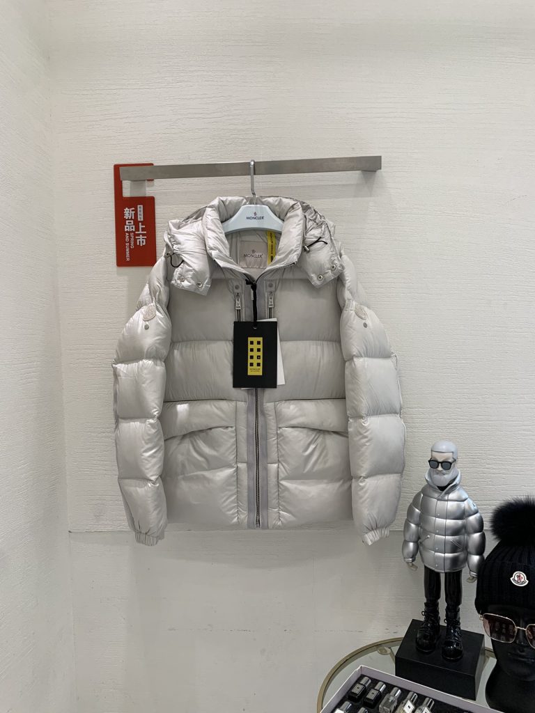 MONCLER 133 ダウンジャケット A4収納可 グレー ファッション｜カフェに行く日に選ぶ前の確認ポイント