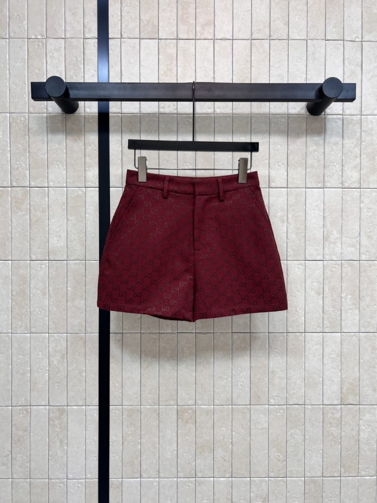 GUCCI 250 双G提花 レディース ショートパンツ レッド 高腰 ワイドパンツ 一色四…｜仕事帰りに使いやすいファッションアイテムを…