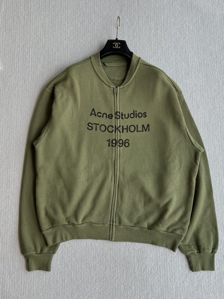 通勤で見るAcne Studiosのジャケットのロゴの見え方