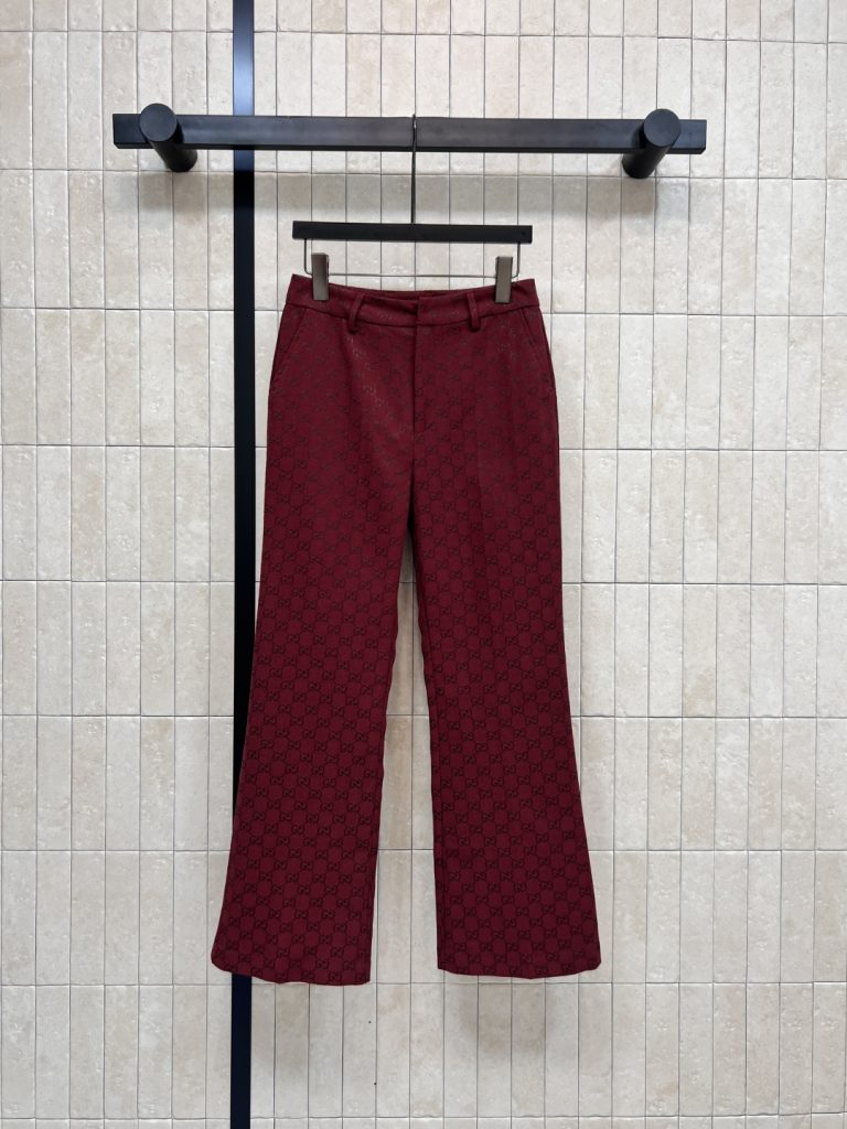 GUCCI ダブルG フラワーパターン ワイドパンツ レッドの素材感と着こなし