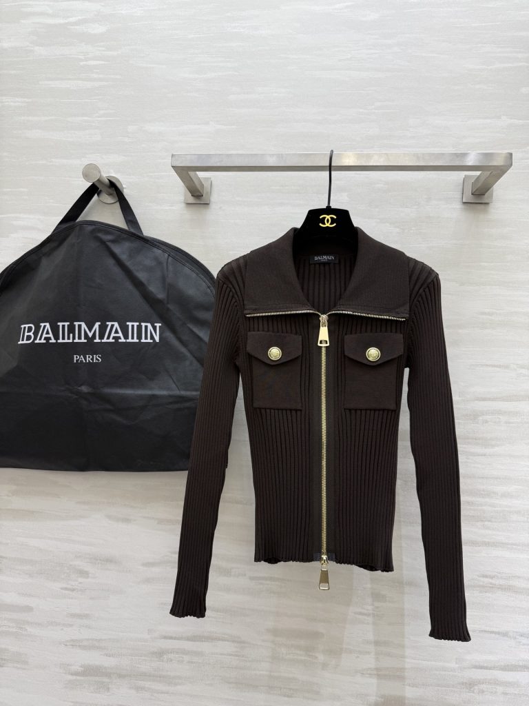 カフェに寄る日で使うBALMAINのコートは重さが気になる
