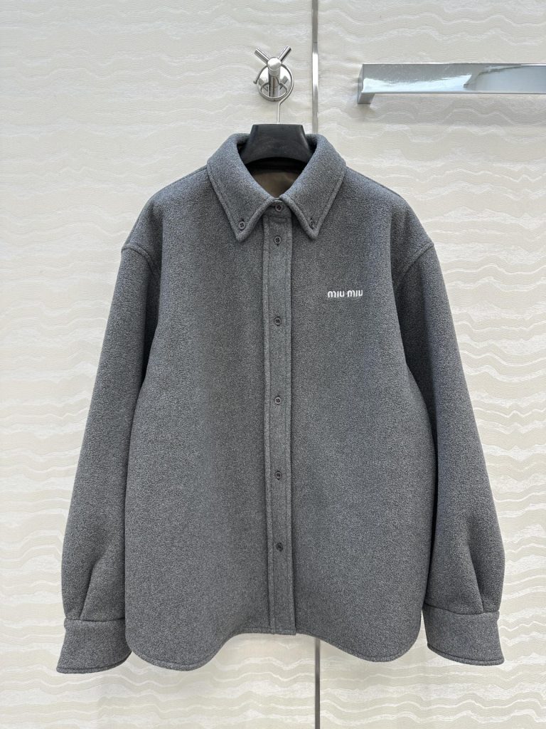 Miu ロゴ入り ファーファシャツ グレー 素材:ウール15% ポリエステル85%｜仕事帰りに使いやすいファッションアイテムを写真で確認