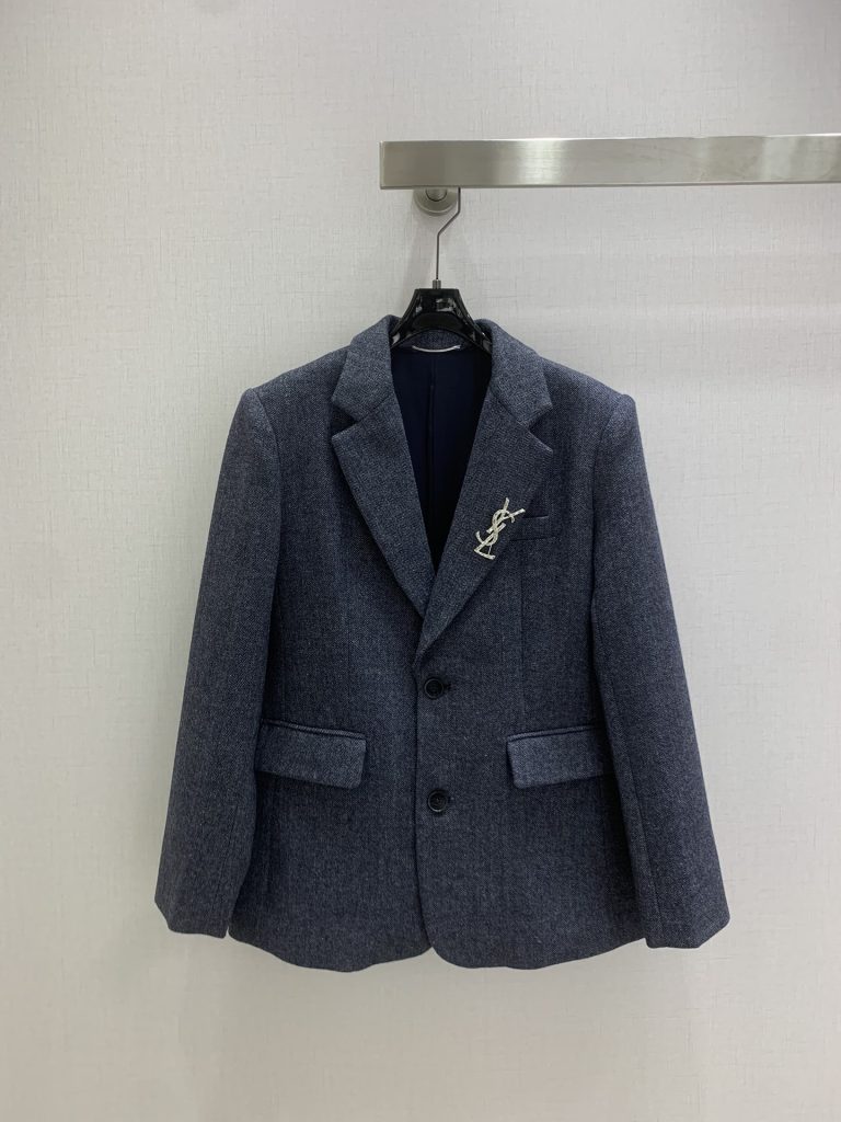 家族との外出で使うSAINT LAURENTのジャケットは素材感が気になる