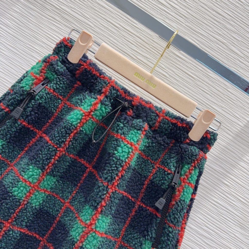 Miu Miu 2025FW セットアップ フェイクファー チェック柄 ブラック/グリーン/レッド ポリエステル 100% - 画像 3