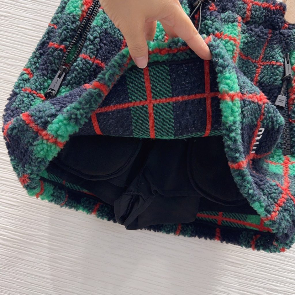 Miu Miu 2025FW セットアップ フェイクファー チェック柄 ブラック/グリーン/レッド ポリエステル 100% - 画像 5