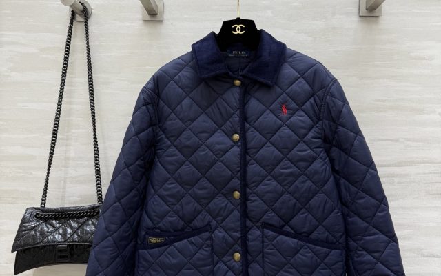 休日目線で見るブランドアイテムの服装の印象