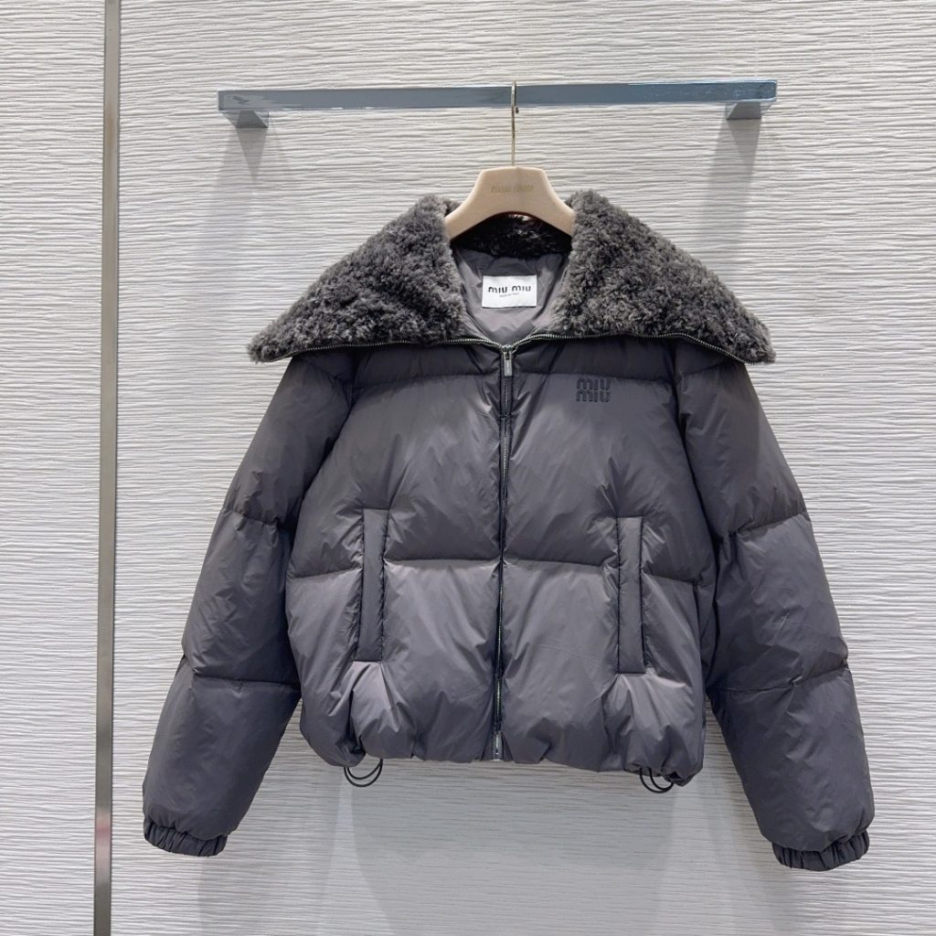 MIU FW Miu 510 2025FW 90白 ロゴ入り グレー｜カフェに使いやすいファッションアイテムを写真で確認