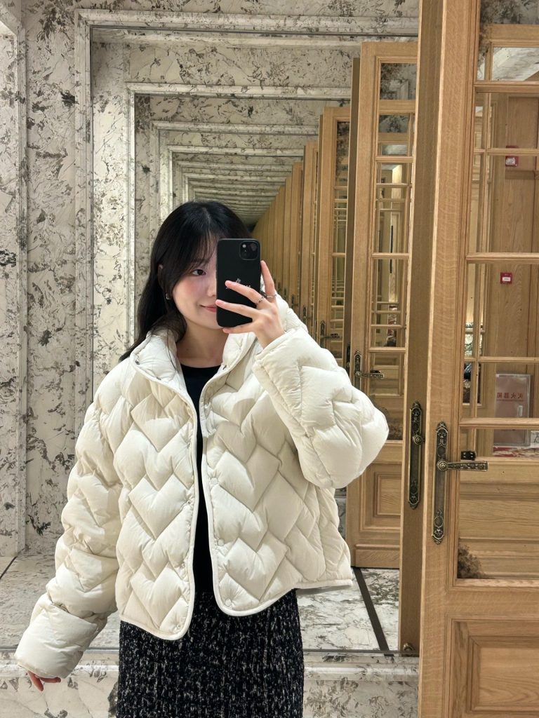 休日に持ちたいMONCLERホワイトミニ丈ダウン、写真で見る軽さと合わせやすさ