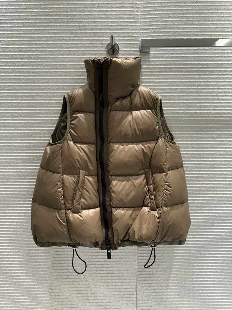 休日に着たいブラウンのフーデッドパフジャケット、写真で見る服との距離感