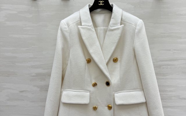 ユニセックス向け服装の選び方：ホワイトとサイズ感