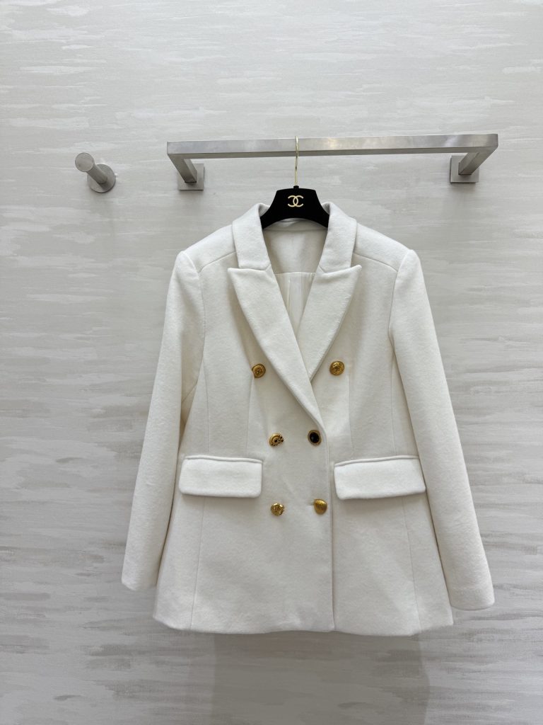 ユニセックス向け服装の選び方：ホワイトとサイズ感