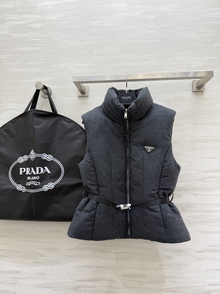 PRADA 590 Prad2 ダウンベスト 90%ホワイトグースダウン ファッション｜通勤の日に使いやすさを写真で整理