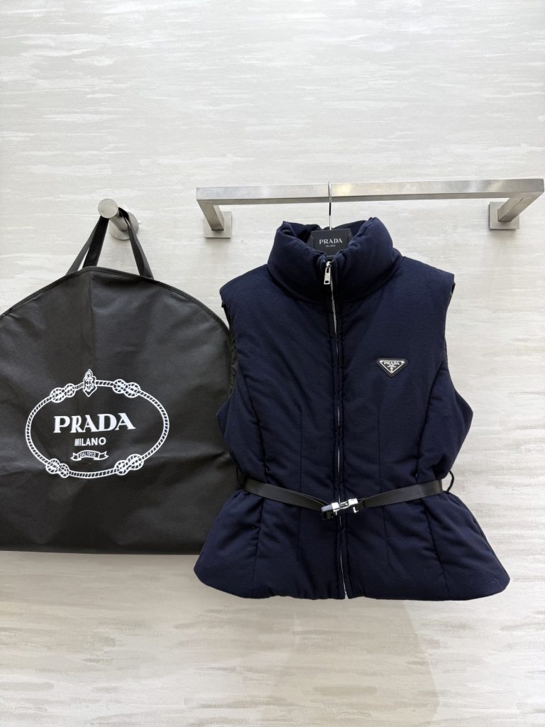 家族との外出前に見ておきたいPRADAのブランド小物のサイズ感