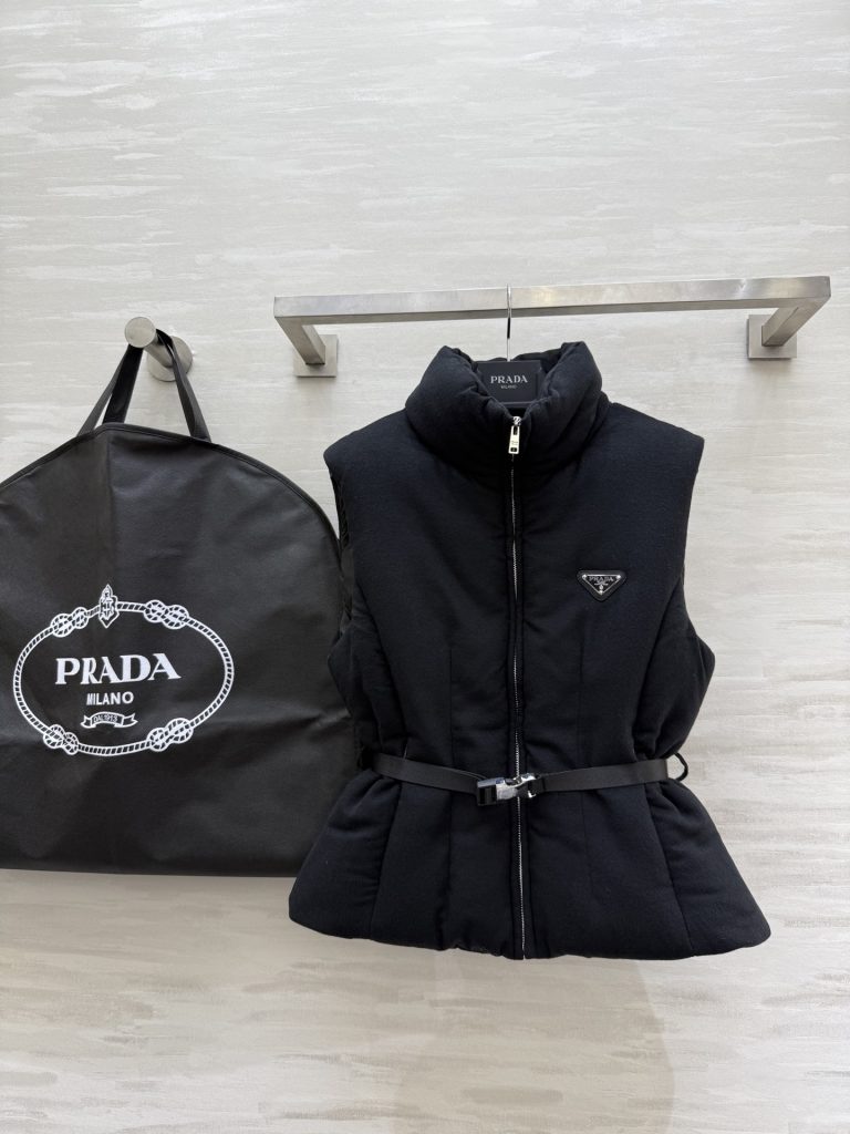 PRADA 590 Prad2 ダウンベスト 90%ホワイトグースダウン ブラック ワンポイ…｜旅行に使いやすい財布・小物を写真で確認