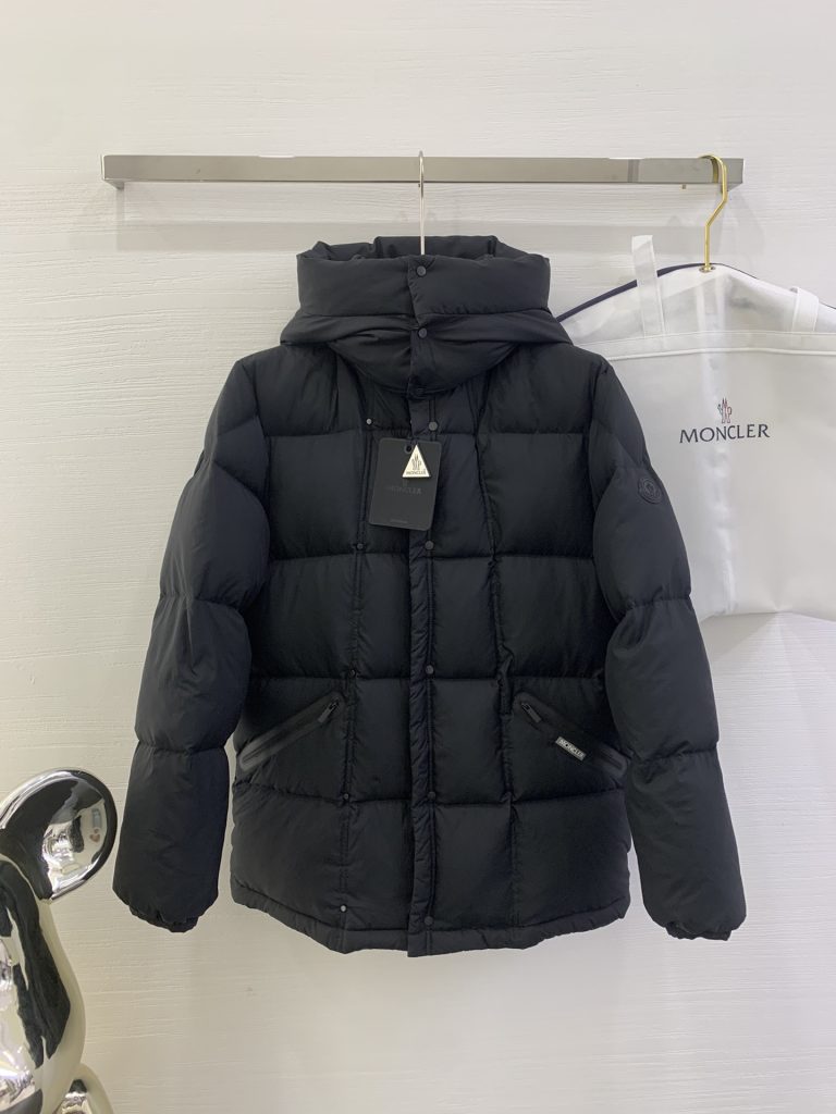 MONCLER ロフジャケット 90%ダックダウン ブラック|カフェに使いやすいファッションアイテムを写真で確認