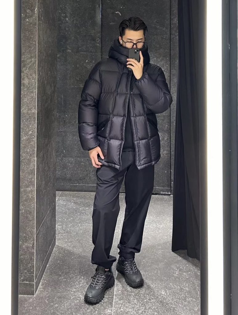 休日に着たいMONCLERダウンジャケット｜写真で見る色味と合わせやすさ