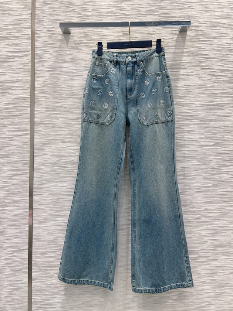 ルイ・ヴィトン 320 デニム ロゴ刺繍 フラッターデニム 水洗いブルー｜ランチに使いやすい財布・小物を写真で確認