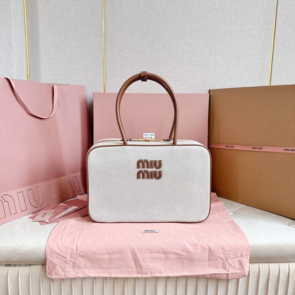 MIU BB Miu 5BB117Miu 公文バッグ キャンバス ベージュ｜カフェに使いやすいバッグを写真で確認