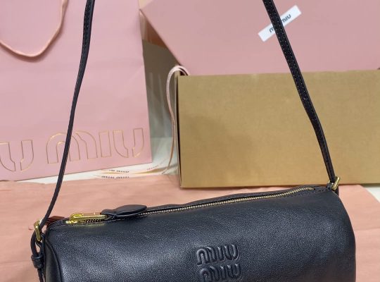 ユニセックスの節約買いに向くショルダーバッグか写真でチェック
