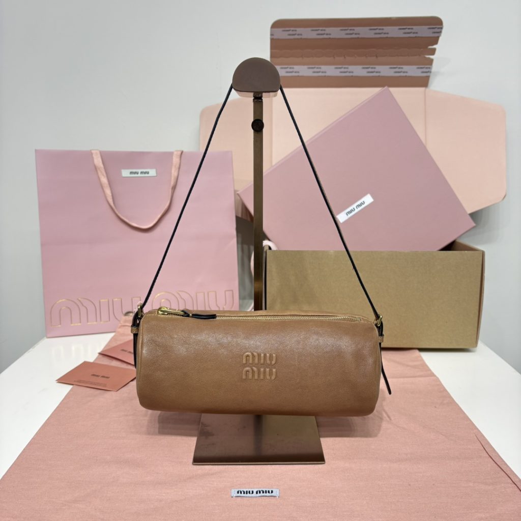 Miu レザー バッグ | ロゴ|ブラウン｜ギフトに使いやすいバッグを写真で確認