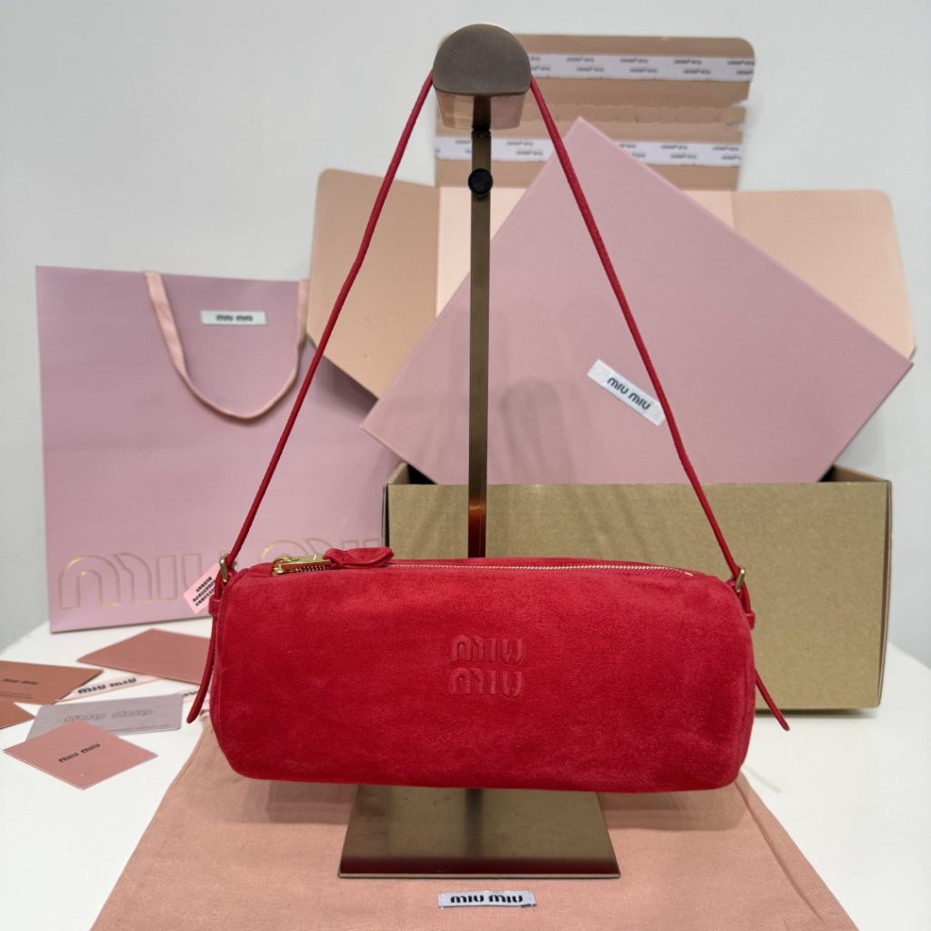 コートの日にも休日にも寄せやすいMiu Miuのバッグ
