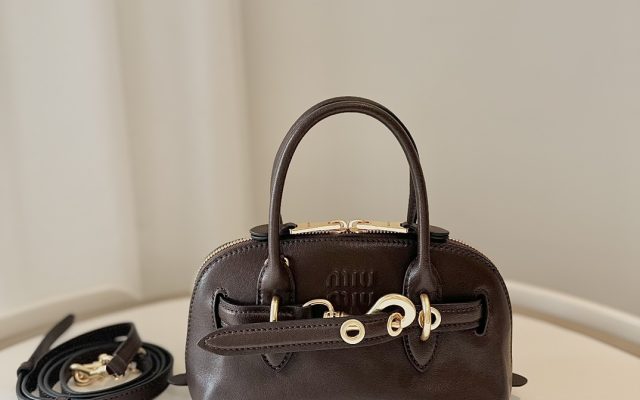 通勤で使いやすいブランドアイテムのバッグを写真で確認