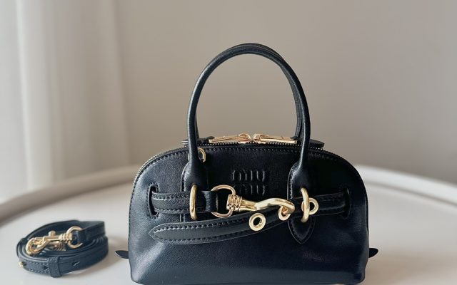 ユニセックス向けハンドバッグの選び方：ブラックとサイズ感