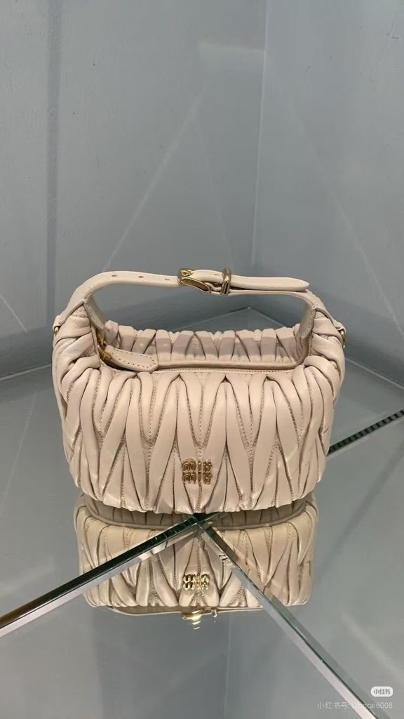MIU MIU ハンドバッグ 高級感プルアップデザイン 白色 - 画像 3
