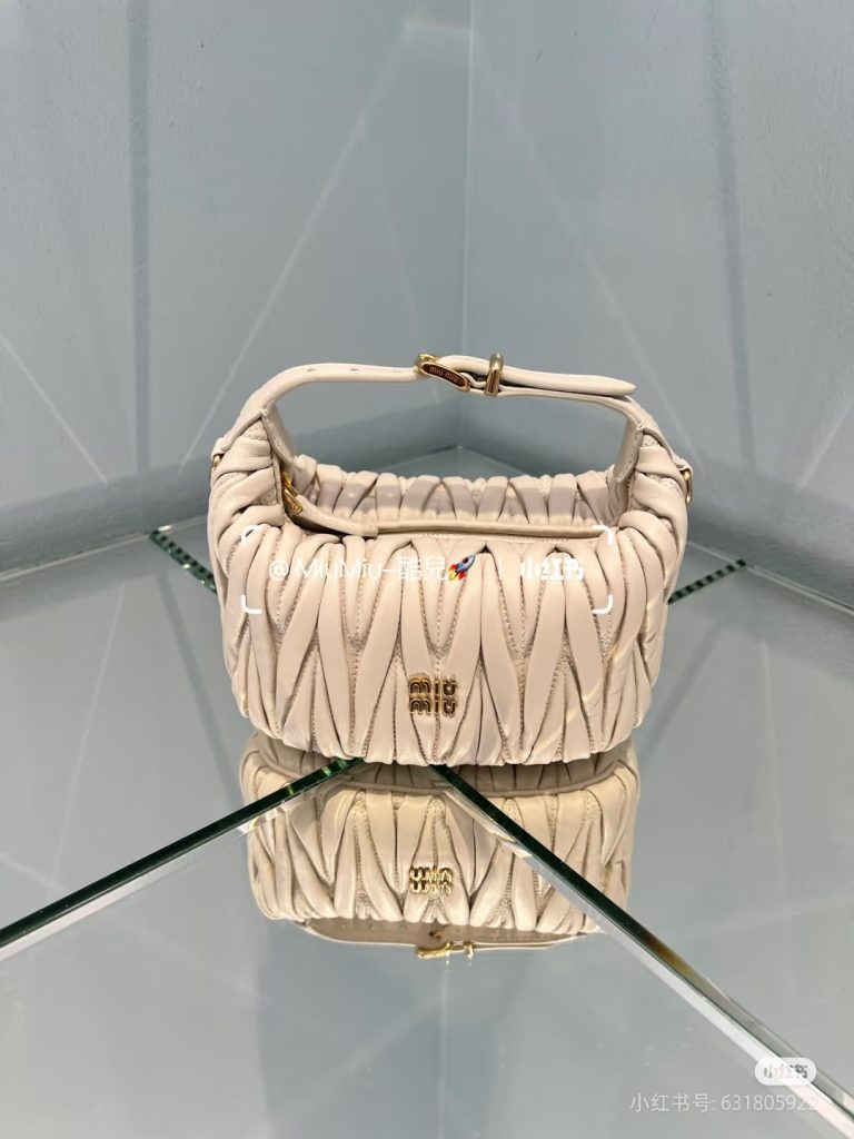 MIU MIU ハンドバッグ 高級感プルアップデザイン 白色 - 画像 5