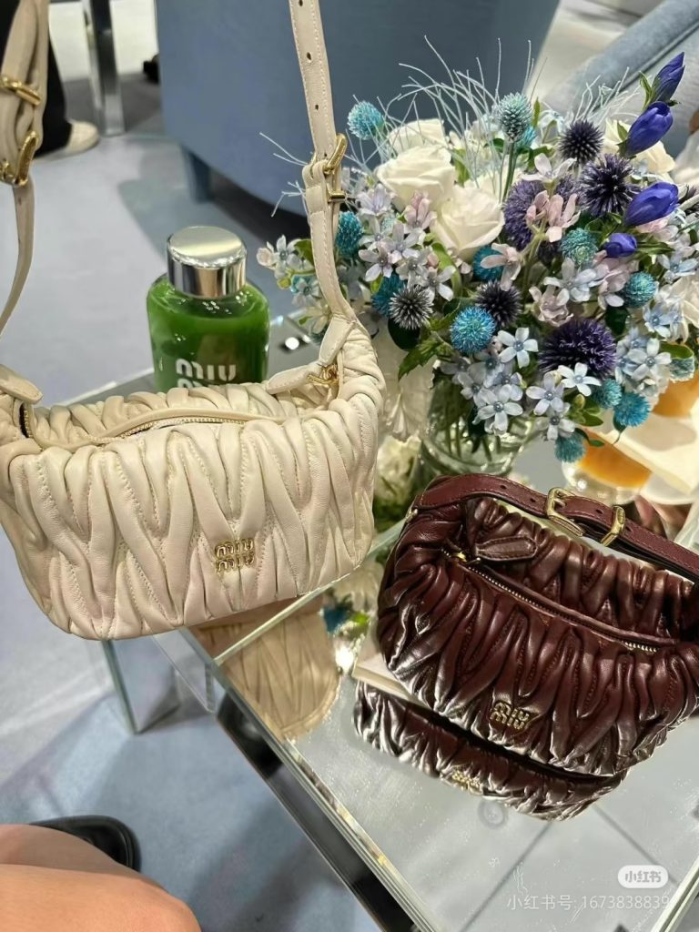 MIU MIU ハンドバッグ 高級感プルアップデザイン 白色 - 画像 6