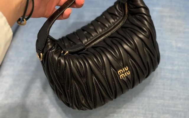 黒が映えるハンドバッグは日常で使いやすいか