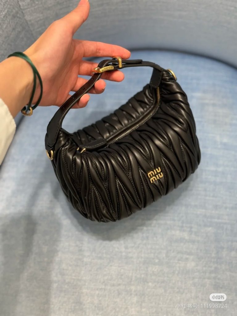 MIU ハンドバッグ ラッピング加工 黒 ファッションアイテム|仕事帰りに毎日に合わせるポイント