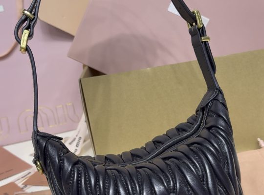 黒系トートバッグを服に合わせるなら見るべき3点