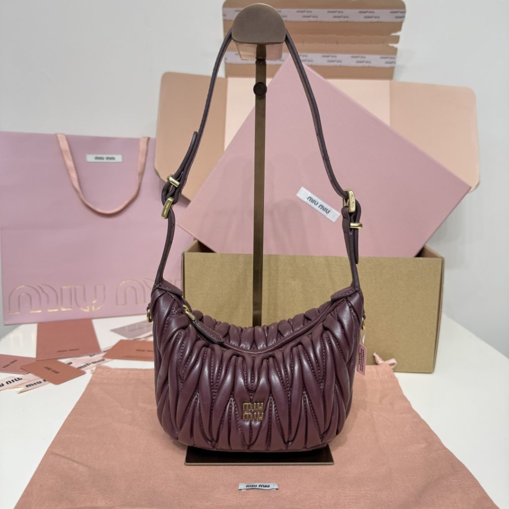MIU レディース ハンドバッグ コンパクト ブラウン レザー|週末に毎日に合わせるポイント