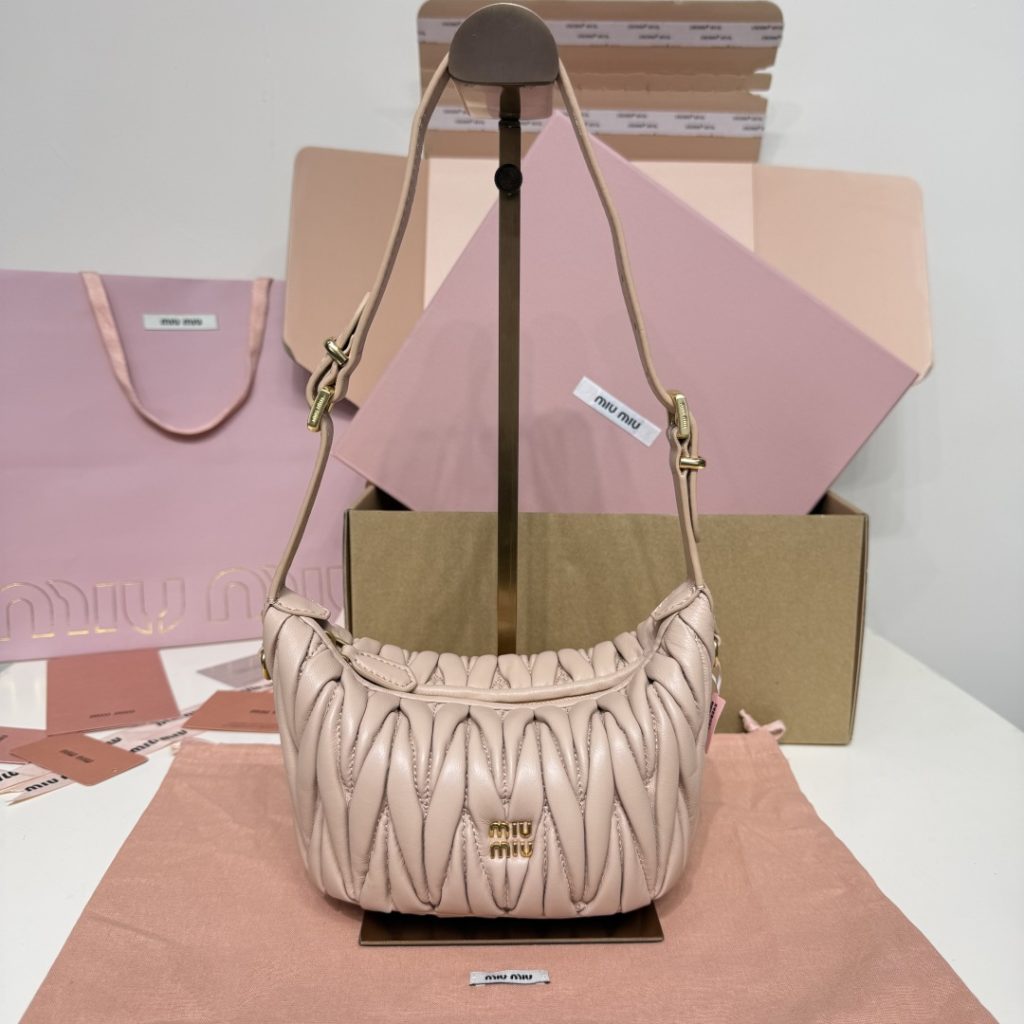 朝の支度に使いやすいMiu Miuのバッグを探す
