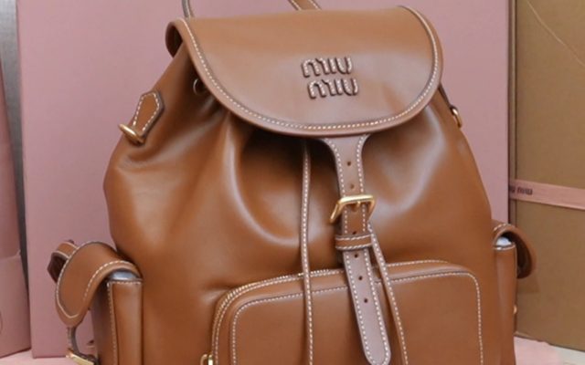 MIU MIU バックパック|軽量|ブラウン